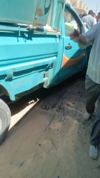 دون إصابات.. قطار بضائع يصطدم بسيارة نقل على مزلقان كوم يعقوب في قنا
