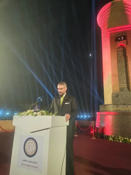 السفير عبد المطلب ثابت يدشن النصب التذكاري لتأسيس الجيش الليبي بمنطقة أبو رواش …ويؤكد : ذاكرة وطنية حية ورسالة متجددة للأجيال