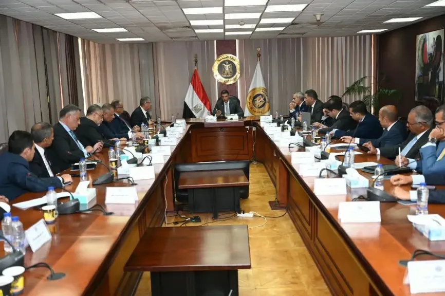 وزير الصناعة يبحث مع المنتجين سبل النهوض بالصناعات المغذية للسيارات وزيادة الصادرات