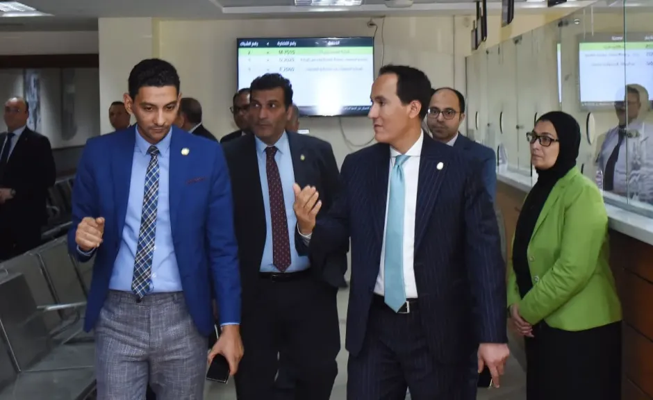 الرئيس التنفيذي لهيئة الاستثمار يتفقد مركز خدمات المستثمرين بفرع السادس من أكتوبر