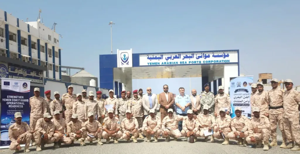 بحضور الوكيل الجهوري خفر السواحل بحضرموت تختتم دورتين تخصصيتين في الفن البحري وأمن المنشآت