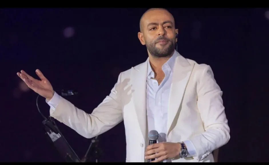 تامر عاشور يشعل حفل العلمين بأغانيه الحزينة: «مش هسيبكم تروحوا إلا لما تعيطوا»