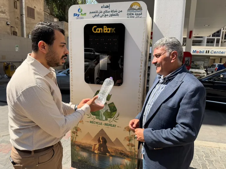 بدل ما ترميها.. زجاجة البلاستيك والكانز بقت فلوس في الدقي.. «النهار» ترصد تجربة ماكينات الاسترداد الذكي