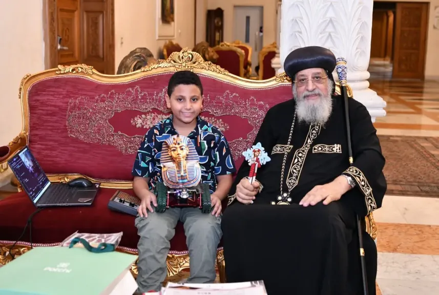 البابا تواضروس يكرم مارتيروس مينا.. مخترع الـ10 سنوات صاحب روبوت المرشد السياحي
