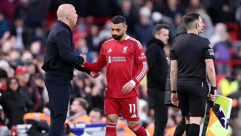 كتاب جديد يكشف كواليس رحيل محمد صلاح عن ليفربول.. 4 وقائع أثارت الجدل