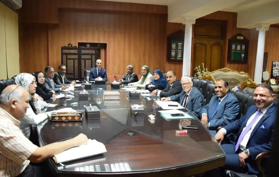رئيس جامعة بني سويف يستعرض إنجازات الإدارة المركزية لشعب اللغات والبرمجة