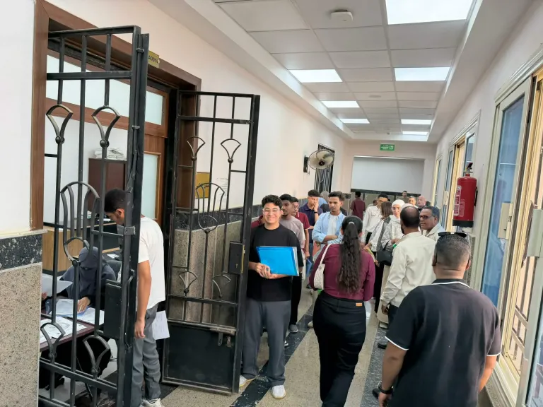 طب الأقصر تستقبل الطلاب الجدد وتخصص فريقا من اتحاد الطلاب للرد على استفساراتهم