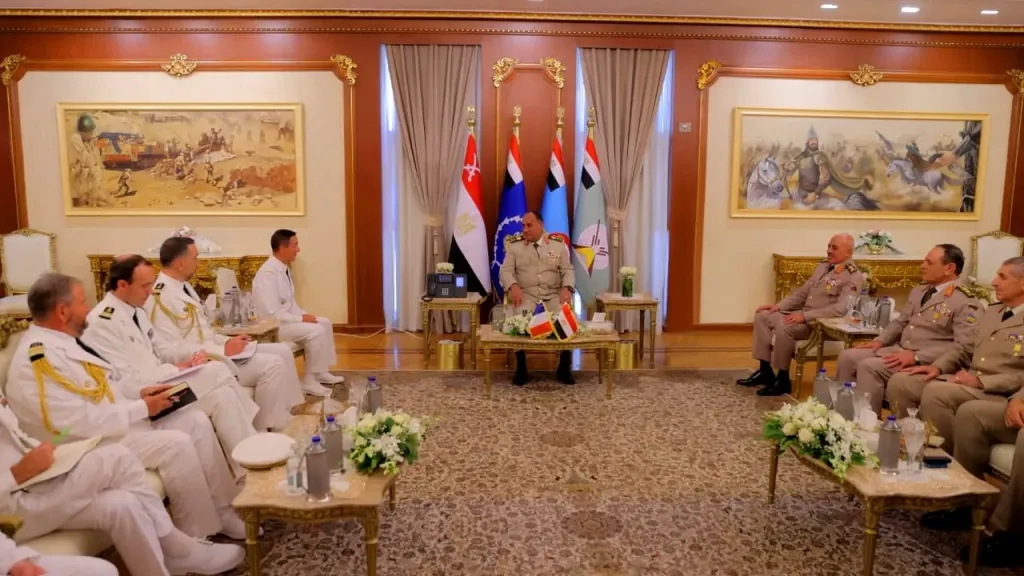 وزير الدفاع ورئيس الأركان يلتقيان رئيس هيئة الأركان العامة للجيوش الفرنسية لبحث التعاون العسكري المشترك