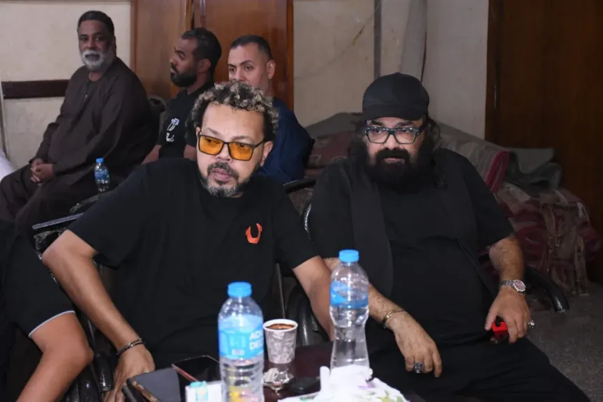 بالصور.. طارق عبد الحليم وأبو الليف وعمرو أبوزيد ونجوم الفن فى عزاء والدة حجازي متقال