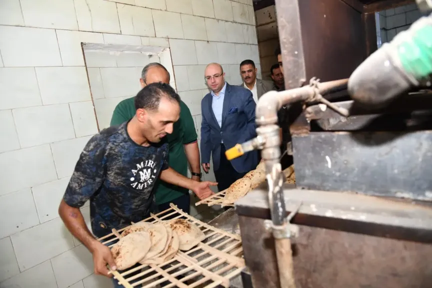 محافظ الفيوم يتابع وزن رغيف العيش بأحد مخابز أبشواي ويشدد على الالتزام بالمواصفات