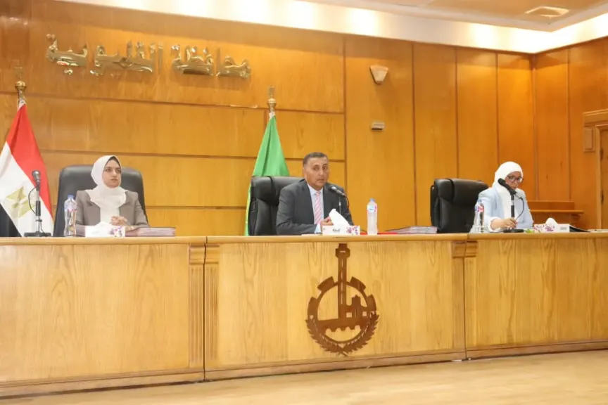 قبل انطلاق الدراسة.. محافظ القليوبية يوجه بضبط محيط المدارس وإزالة الباعة والقمامة