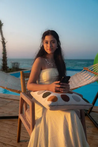 أيسل رمزي.. من نجاح الدراما إلى وجه إعلاني لـ«OPPO» واستعداد جديد لـ«قلب شمس»