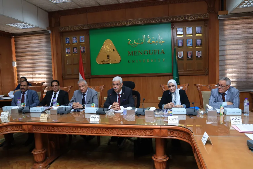 رئيس جامعة المنوفية يترأس جلسة مجلس الجامعة ويؤكد: الجامعة تواصل تنفيذ رؤيتها للتطوير وتعظيم مواردها وتعزيز تنافسيتها محليًا ودوليًا