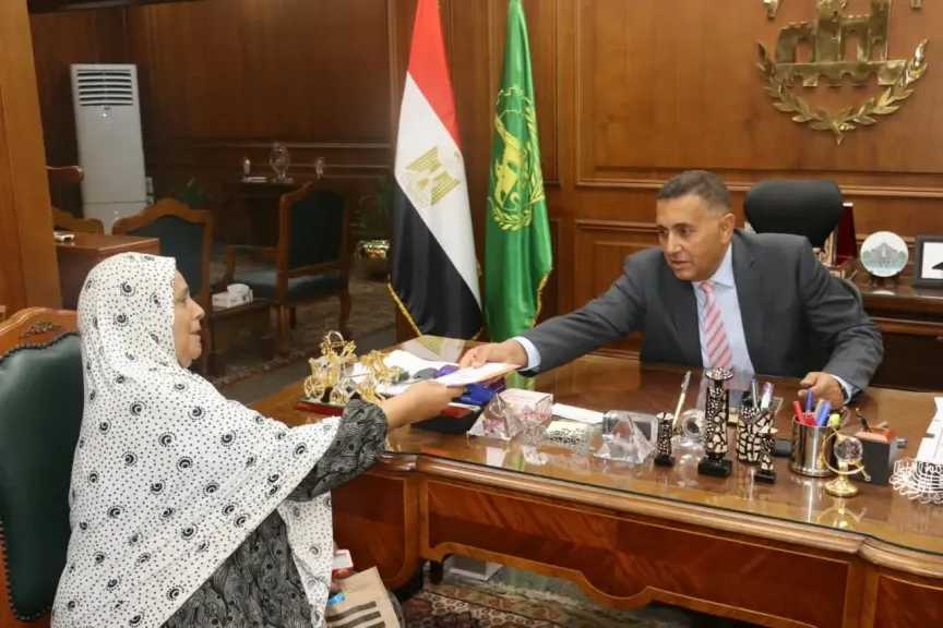استجابة لطلبها خلال لقاء المواطنين بطوخ.. محافظ القليوبية يسلم بطاقة «تكافل وكرامة» لمواطنة