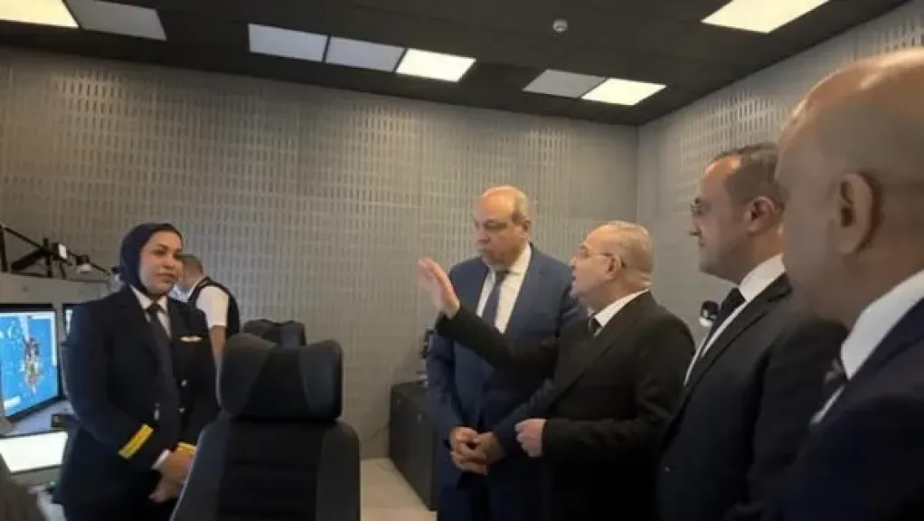 وزير الطيران يتابع التشغيل التجريبي للأنظمة الرادارية الحديثة في مطار القاهرة