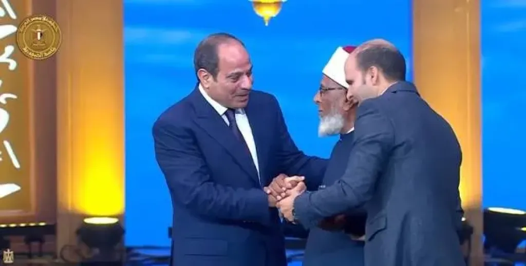 الرئيس السيسي يكرّم رموزًا مصرية ودولية في احتفالية المولد النبوي