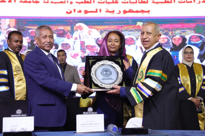 «الأكاديمية العربية» تحتفي بتخريج 101 طبيبة وصيدلانية من جامعة «الأحفاد» السودانية بفرع العلمين الجديدة