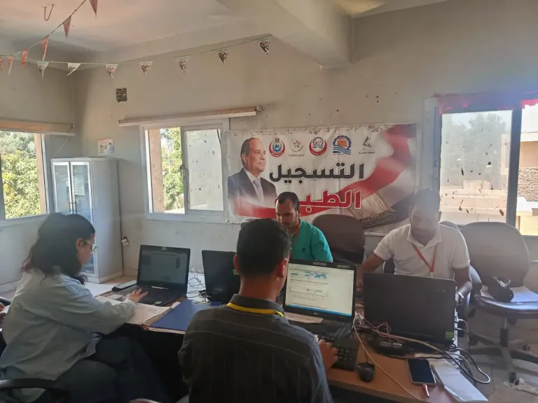 توفير الرعاية الصحية المجانية لـ667 مواطنًا خلال قافلة بقرية دنفيق بنقادة