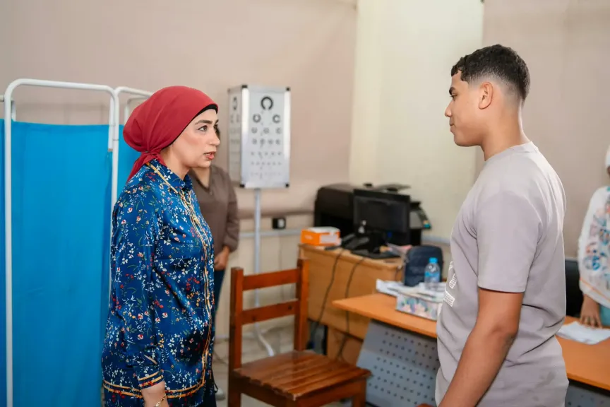 رئيس جامعة الأقصر تتفقد اجراءات الكشف الطبي
