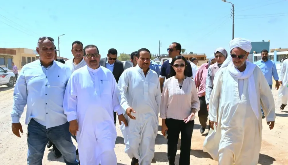محافظ البحيرة تتفقد شوارع قرية الحمراء بوادي النطرون وتستمع لمطالب المواطنين