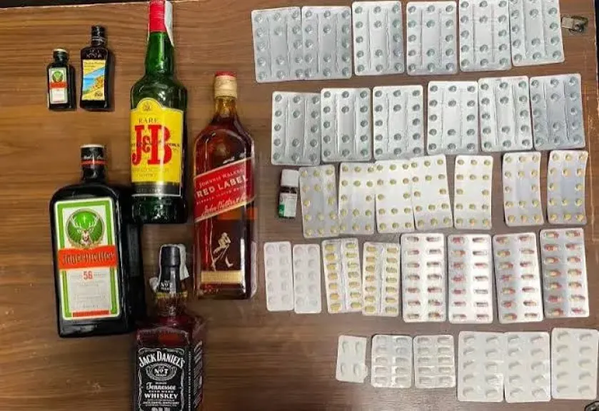ضبط بلجيكي بحوزته أقراص مخدرة وزجاجات خمور بمطار الأقصر الدولي