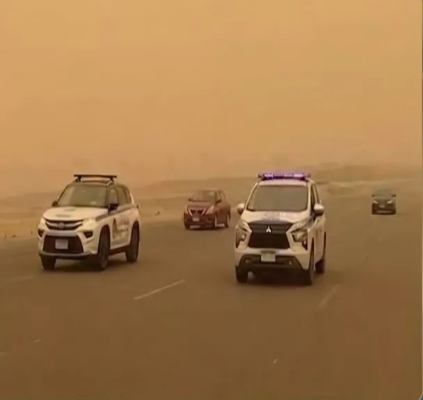غلق طريق مطروح _ سيوة في الاتجاهين بسبب الرياح والأتربة