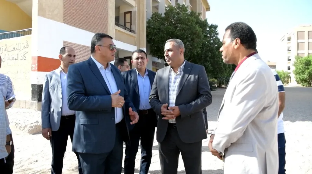 محافظ قنا يعفي مدير مدرسة من منصبه ويحيل آخر ووكيل إلى التحقيق لتردي الأوضاع بمدارسهم