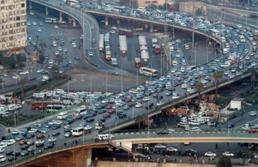 النشرة المرورية: كثافات متوسطة وتباطؤ بمحاور القاهرة والجيزة بسبب الذروة وأعمال المترو