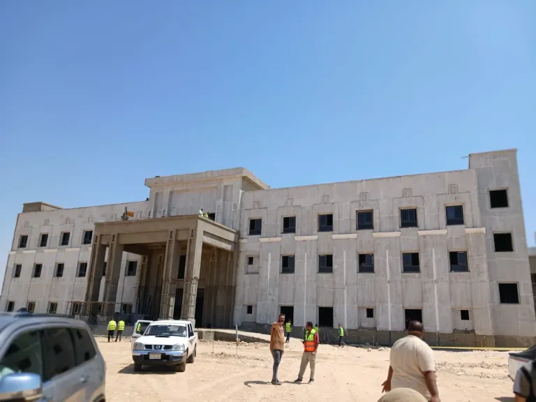 أعمال الإنشاء بمستشفى القرنة