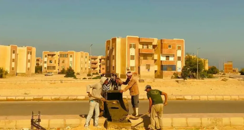 مدينة رأس سدر تواصل تنفيذ أعمال مشروع أعمدة الطاقة الشمسية بمنطقة إسكان الـ ٤٨٠ وحدة