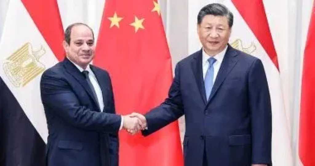 زيارة تاريخية.. هبوط طائرة الرئيس الصيني في مطار القاهرة