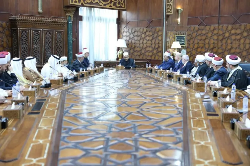 شيخ الأزهر يلتقي وزراء الشئون الدينية والمفتين ورؤساء المجامع الفقهية المشاركين في مؤتمر دار الإفتاء