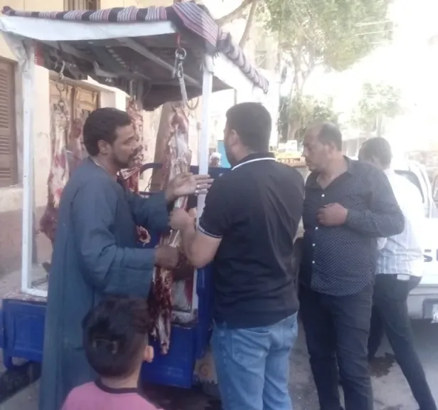 حملات رقابية مكثفة تضبط أسواق أسيوط.. تفتيش على المخابز ومصانع الحلوى