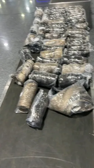 جمارك مطار القاهرة تحبط 3 محاولات تهريب.. 50 طلقة و11 سيجارة إلكترونية بزيت الماريجوانا