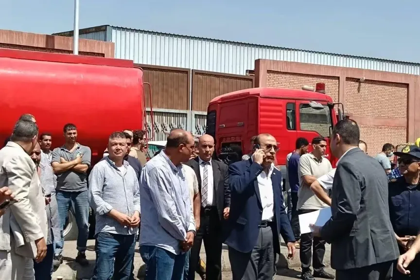 «حاصروا النيران وأنقذوا المصانع المجاورة».. إشادة برجال الحماية المدنية بعد حريق العبور