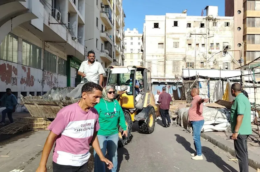أحياء الإسكندرية تشن حملة مكبرة لإزالة الإشغالات بمحيط سنترال المنشية و البورصة القديم