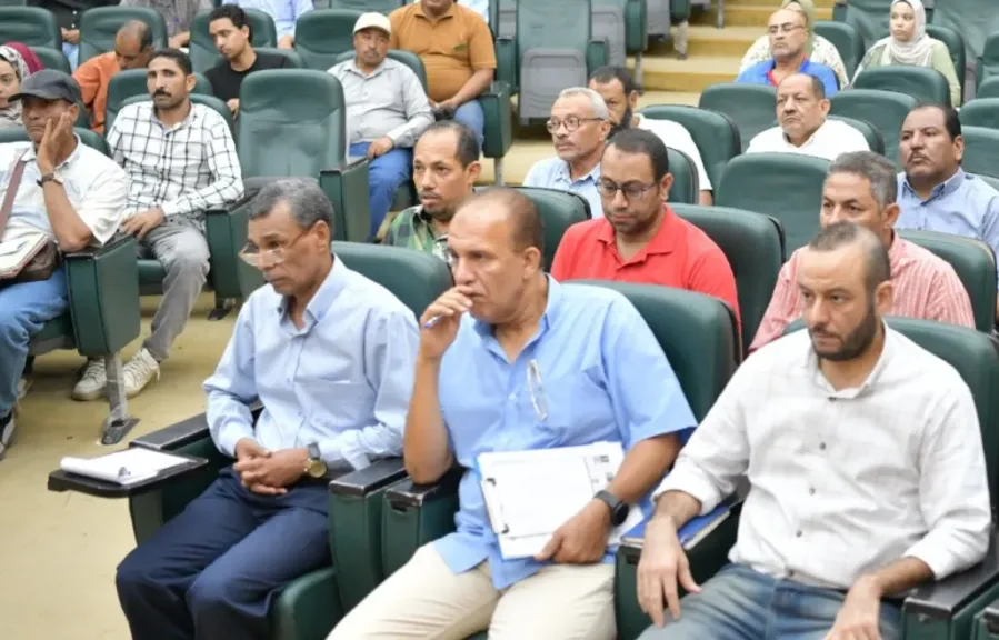 محافظ قنا يوجه بتسريع وتيرة العمل في ملف تقنين أراضي الدولة ومحاسبة المقصرين
