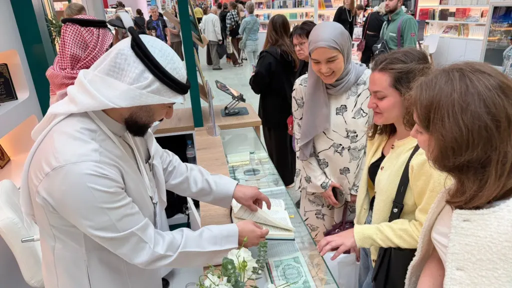 خريجو جامعة موسكو يشيدون بجناح الشؤون الإسلامية بمعرض الكتاب