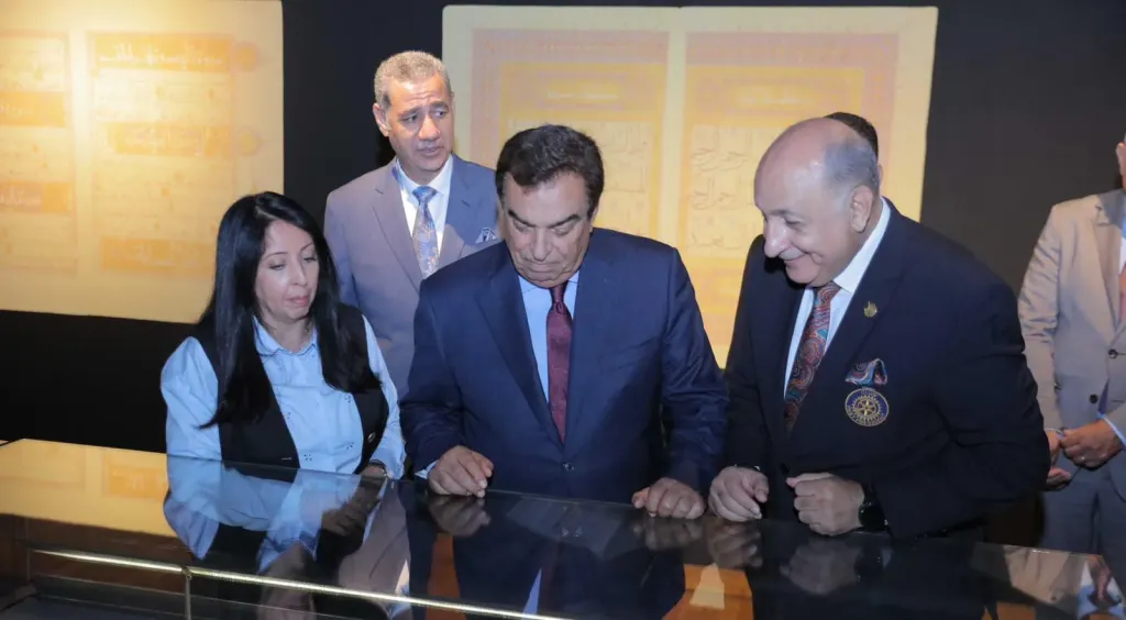 جورج قرداحي في رحاب مكتبة الإسكندرية: جولة بين المخطوطات والتكنولوجيا