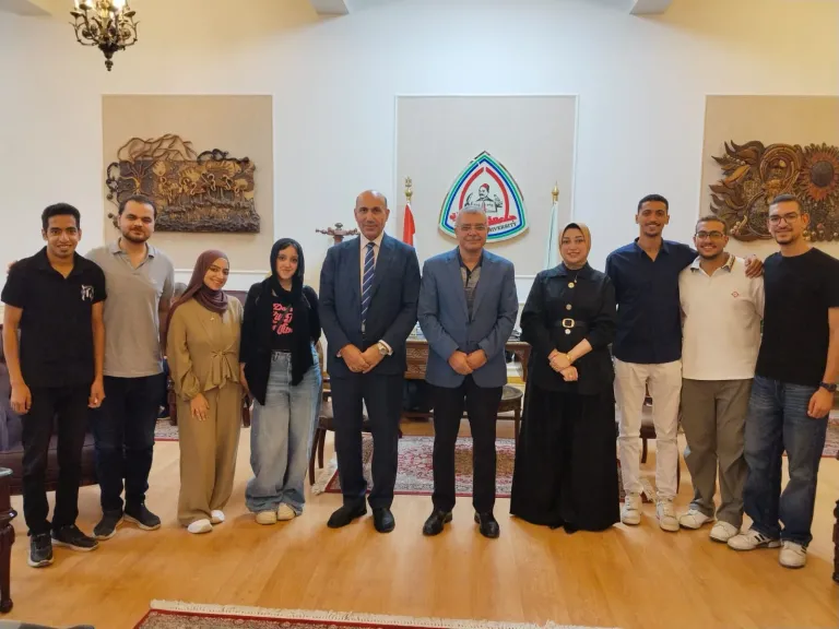 ​رئيس جامعة الزقازيق يُكَرِّم فرسان «الكورال» بعد تألقهم في مهرجان «طرب