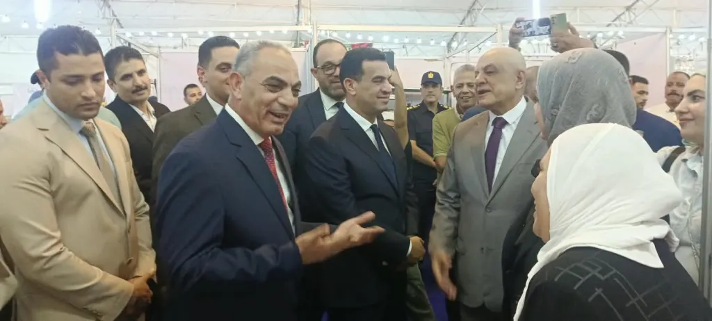 من الملابس للحقائب والسلع الغذائية..  المحافظ يفتتح معرض «أهلاً مدارس 2026» بتخفيضات 35%