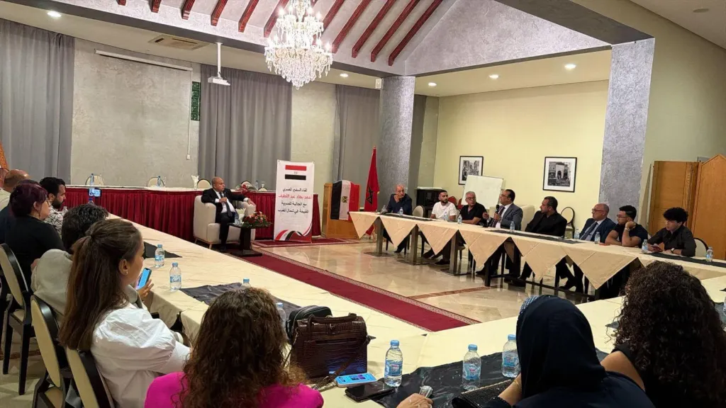 سفير مصر بالمغرب يلتقي أبناء الجالية في تطوان ويبحث تعزيز التواصل والخدمات القنصلية
