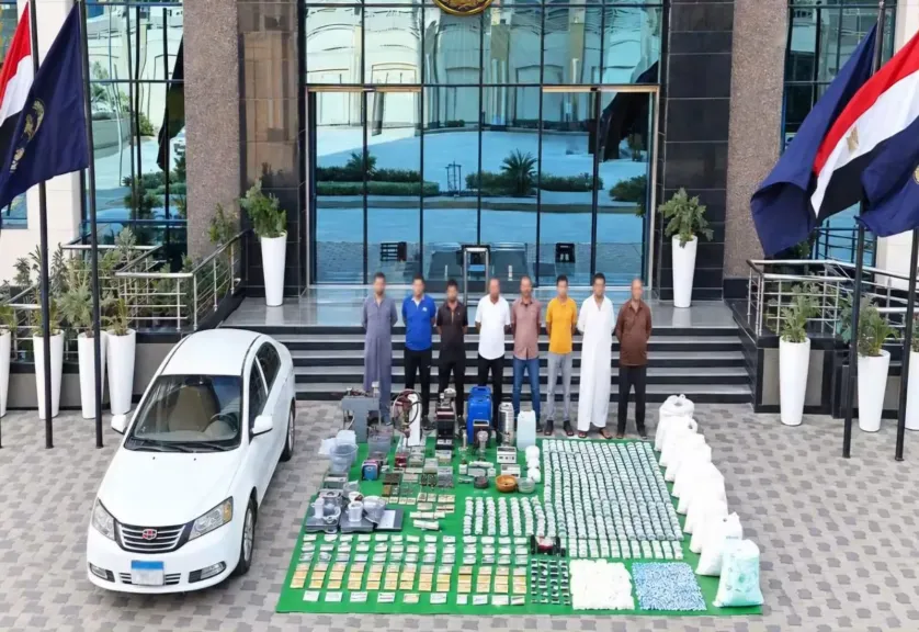 الداخلية تحبط تهريب مخدرات بـ900 مليون جنيه.. ضبط تشكيل عصابي من 8 عناصر بحوزتهم 320 ألف قرص و130 كيلو مواد مخدرة