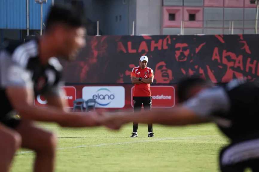 عموتة يستبعد 11 لاعبًا من قائمة الأهلي لمواجهة المقاولون