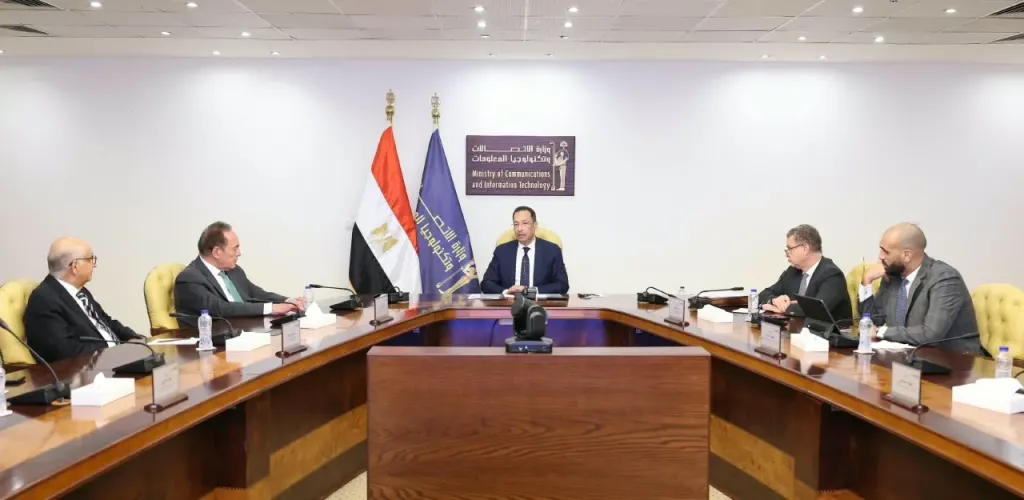 وزير الاتصالات يبحث مع وفد جمعية رجال الأعمال المصريين فرص الاستثمار فى صناعة التعهيد ويستعرض مشروعات التحول الرقمي