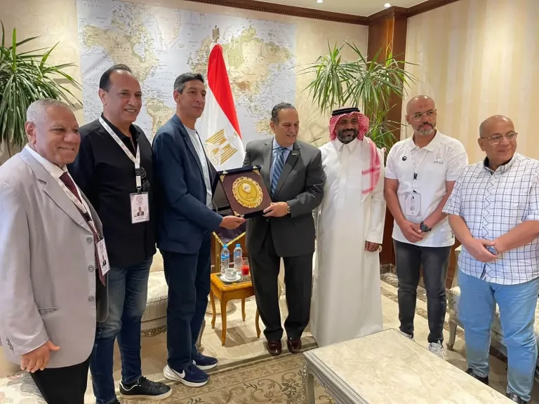 رئيس الاتحادات الرياضية الأفريقية «الأوكسا» يحضر فعاليات البطولة العربية لألعاب القوى تحت 18 سنة ويشيد بحسن التنظيم