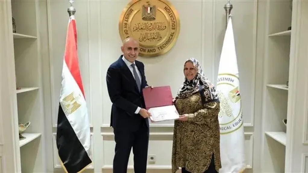 «رد اعتبار بعد تعب».. مديرة مدرسة الشهيد أحمد سمير تحتفل بتكريم وزير التعليم