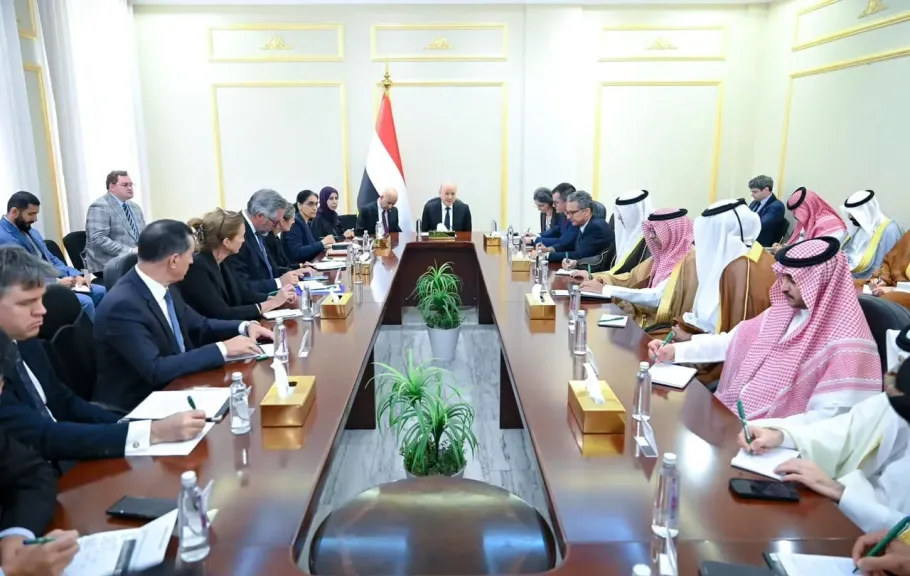 رئيس مجلس القيادة اليمني : المليشيات الحوثية اختارت الحرب وعليها تحمل نتائجها
