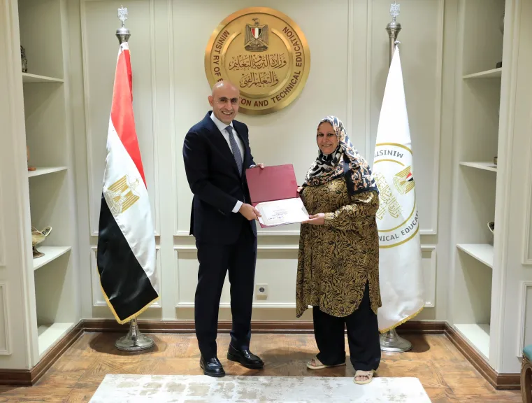 وزير التعليم يكرّم مديري مدرستي برقطا الإعدادية والشهيد أحمد سمير.. ويؤكد: «كرامة المعلمين خط أحمر»
