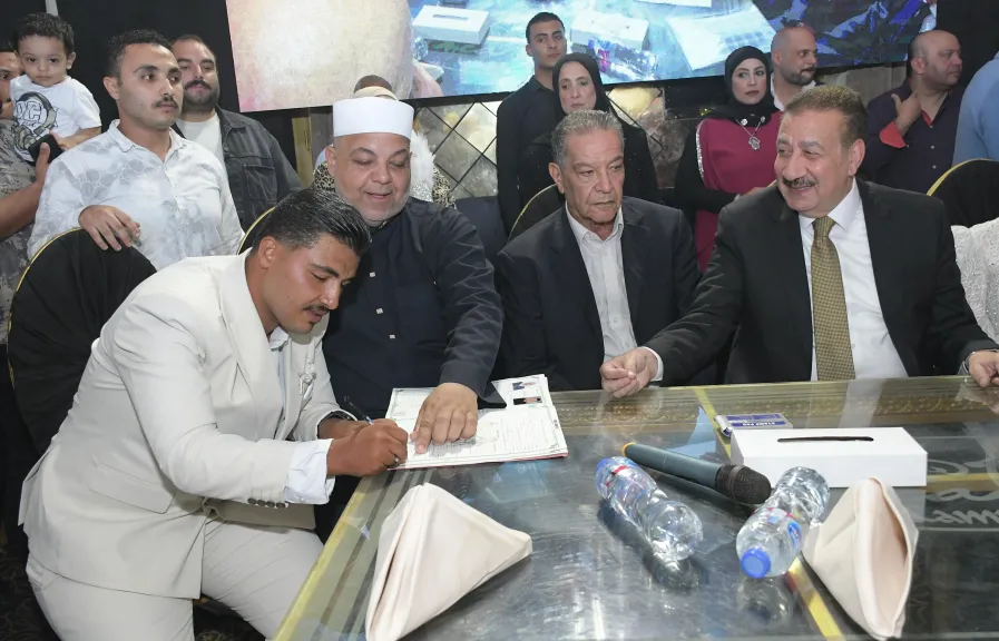 في مشهد أبكى الحضور.. محافظ بورسعيد وكيلاً لعروس يتيمة في عقد قرانها: جبر خاطرها في أهم يوم بحياتها